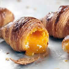 Bánh croissant trứng muối